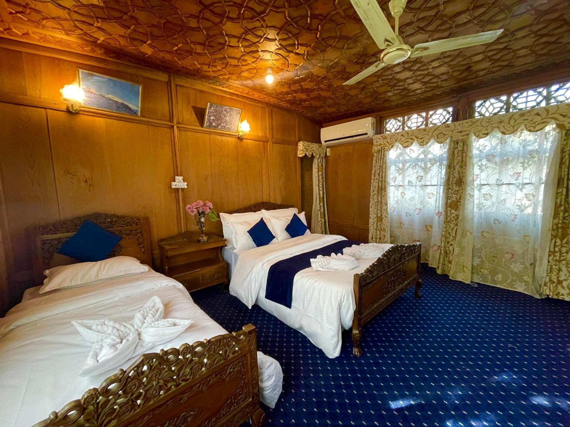 New Sea Palace Houseboats Srīnagar Extérieur photo
