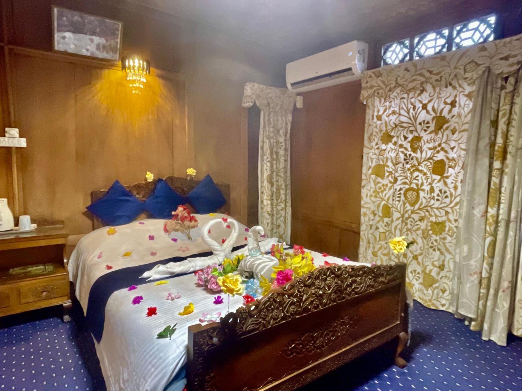 New Sea Palace Houseboats Srīnagar Extérieur photo