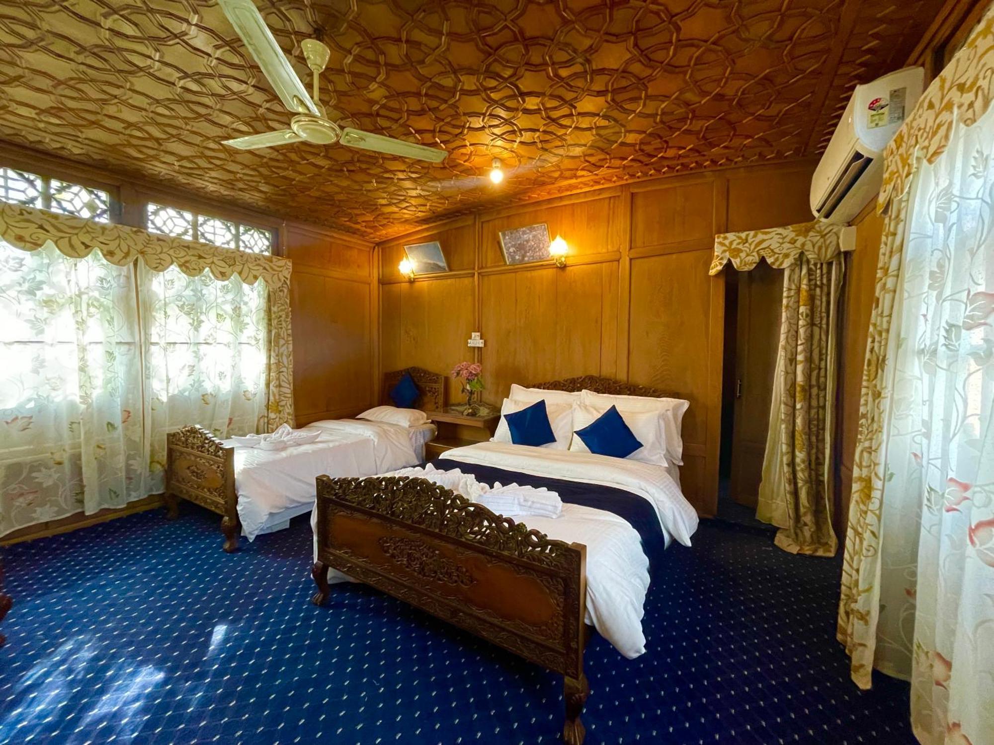 New Sea Palace Houseboats Srīnagar Extérieur photo