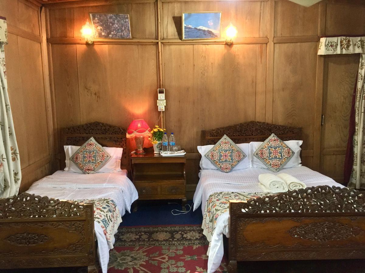 New Sea Palace Houseboats Srīnagar Extérieur photo