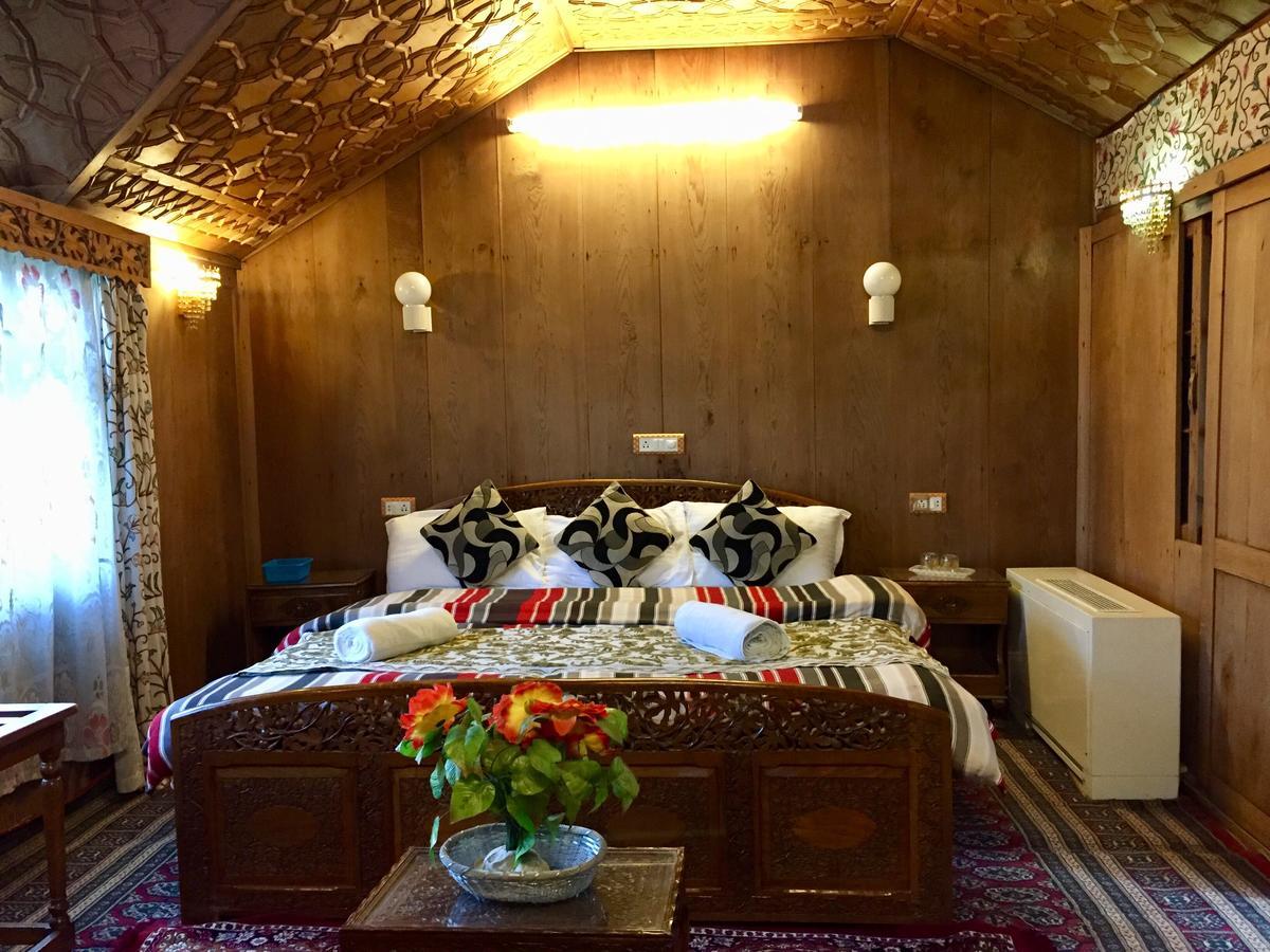 New Sea Palace Houseboats Srīnagar Extérieur photo